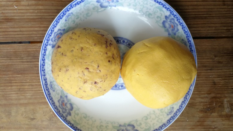 表情包双味南瓜饼,因为我想做两个口味,所以取一半的面团加入泡软切碎的<a style='color:red;display:inline-block;' href='/shicai/ 109174'>蔓越莓干</a>和成蔓越莓面团