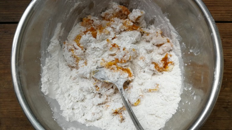 表情包双味南瓜饼,将糯米粉、粘米粉和糖加入温热的南瓜泥中,拌匀