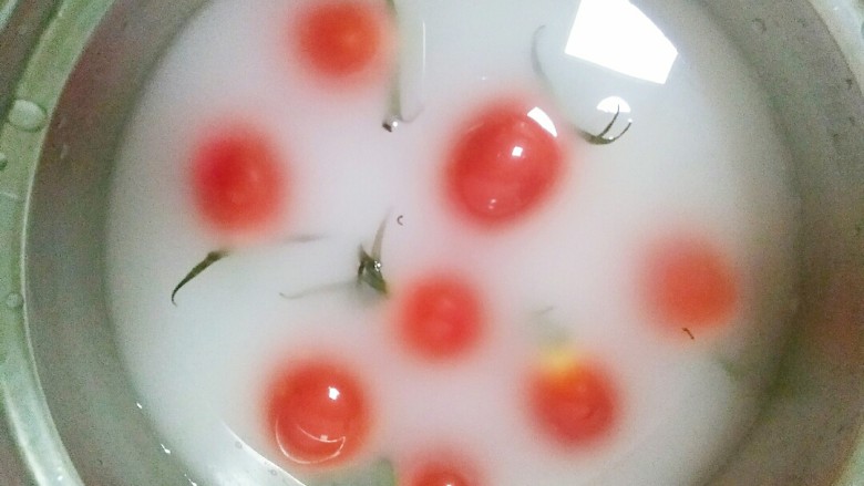 了不起的小番茄+喜气洋洋之小红兔,买回来的新鲜<a style='color:red;display:inline-block;' href='/shicai/ 89994'>小番茄</a>先用清水冲洗一遍,再放到盘子里加入一勺淀粉,加入适量的水,浸泡十分钟左右,去除杂质和粘在表面的污垢
