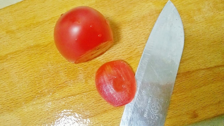 了不起的小番茄+喜气洋洋之小红兔,取一个小番茄,从侧面切一小块出来
