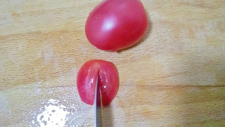 了不起的小番茄+喜气洋洋之小红兔,再从切出来的小块中间切一刀,不要切断了,拿来做小兔子的耳朵