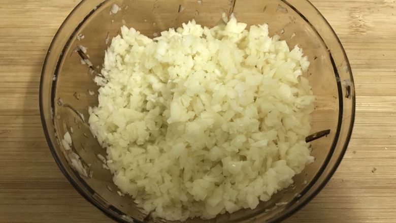 蒜蓉粉丝蒸扇贝,蒜去皮,剁成蒜蓉,也可以用搅拌机,但别太碎。