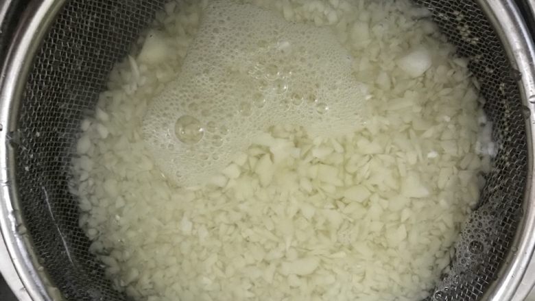 蒜蓉粉丝蒸扇贝,蒜蓉过一次水,这样蒜蓉粘液去除就不会容易糊。