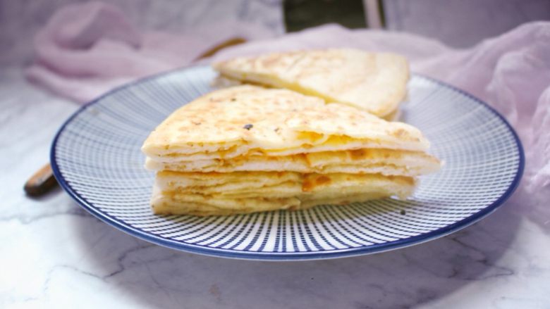 香甜芝麻酥饼,取出后切片食用。很香很甜呦~
