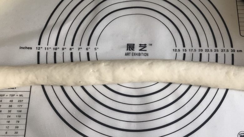 香甜芝麻酥饼,将面团取出,揉匀之后搓成长条