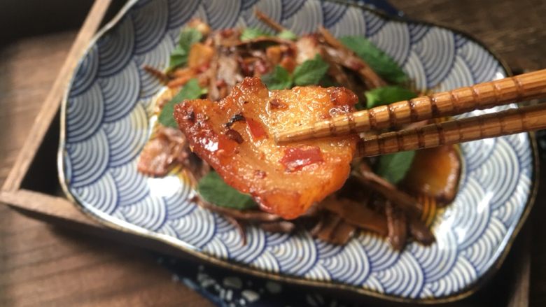 干竹笋回锅肉,每一片肉片琥珀色,香酥软糯,不油腻。