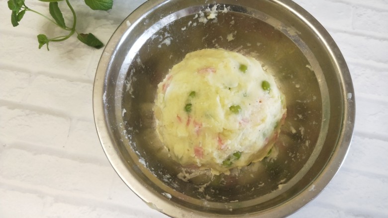 火腿豌豆土豆饼,把所有的食材揉均匀(如果土豆泥太稀太软,再添加点面粉)
