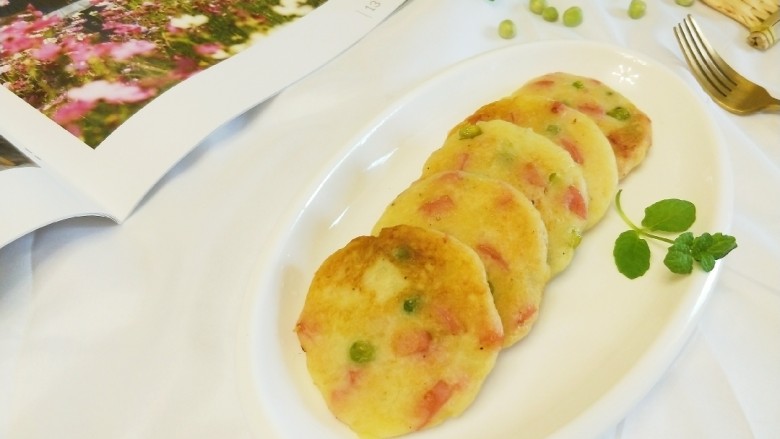 火腿豌豆土豆饼,十分诱人,很有食欲哦
