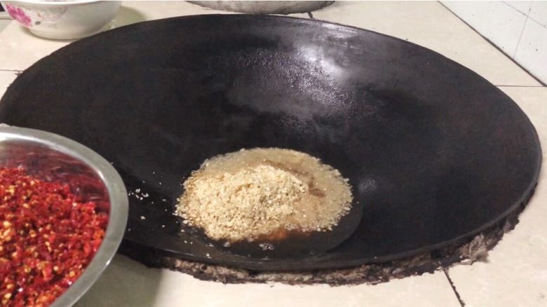 辣椒酱,放多点油煎蒜,蒜一定要煎的很香很香