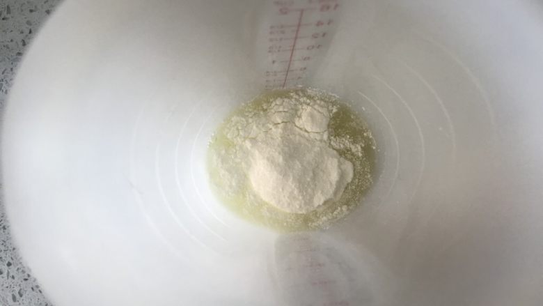 小粉马,熬糖水的同时,开始打发蛋白,把混合好细砂糖和蛋白粉直接全部倒入蛋清2中,这步大家注意到没有?我用的是硅胶杯装的蛋清,有人可能会怀疑,这么小的硅胶杯能打发蛋白吗?我来告诉你,不仅能打发,而且还会打发的更完全,因为蛋清的量特别少,才24克,用太大的打蛋盆不仅不好打发,还会造成打发不均匀,待会儿倒糖水的时候还会迅速降温,导致蛋白霜打不硬,硅胶杯具有很好的保温性能,不会让蛋白霜马上降温,而且很快就会把蛋白霜打发到我们想要的状态。