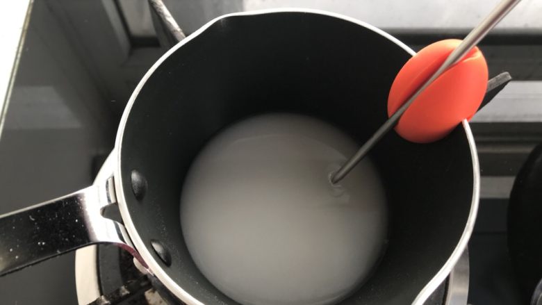 小粉马,装糖水的奶锅坐在煤气灶上,把温度计探针夹在奶锅上,探针的尖要放在糖水中间,不能接触到锅底,直接接触锅底温度不准确。全程开小火,熬糖水,千万别开大火,大火直接就把糖水熬干了。