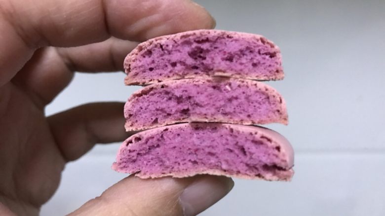 小粉马,内部组织很绵软,外壳是酥脆的,带着杏仁的香气。