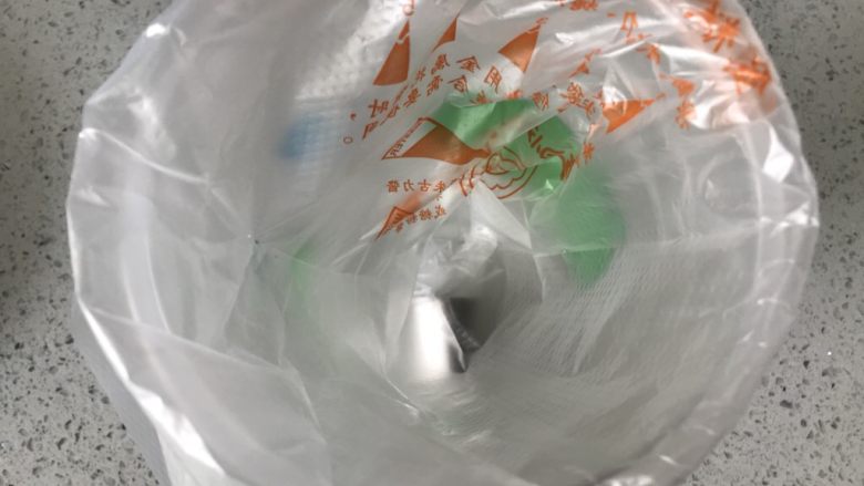 小粉马,裱花袋套上裱花嘴,放在高一点杯子里,裱花嘴我用的是三能7066圆口的。