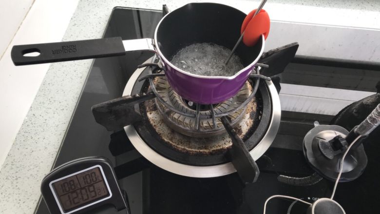 小粉马,糖水熬到118度,马上关火,糖水的温度直接影响到马卡龙结皮的速度,糖水温度越高结皮速度越快,相反糖水的温度越低,结皮速度越慢。但是糖水的温度不能超过120度,糖水的温度太高反而会导致马卡龙空心。糖水的温度又取决于你室内的空气湿度,湿度在75%以下,糖水的温度熬到116度;湿度在80%—90%之间,糖水的温度熬到118度—119度;湿度在90%以上,糖水的温度熬到120度。我的空气湿度是80%,所以我糖水熬到118度。