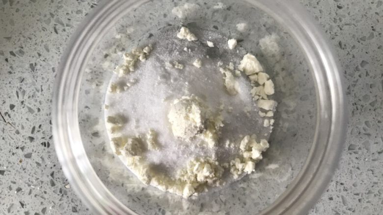 小粉马,把细砂糖1和一克蛋白粉放到小罐子里,盖上盖子左右摇匀备用。