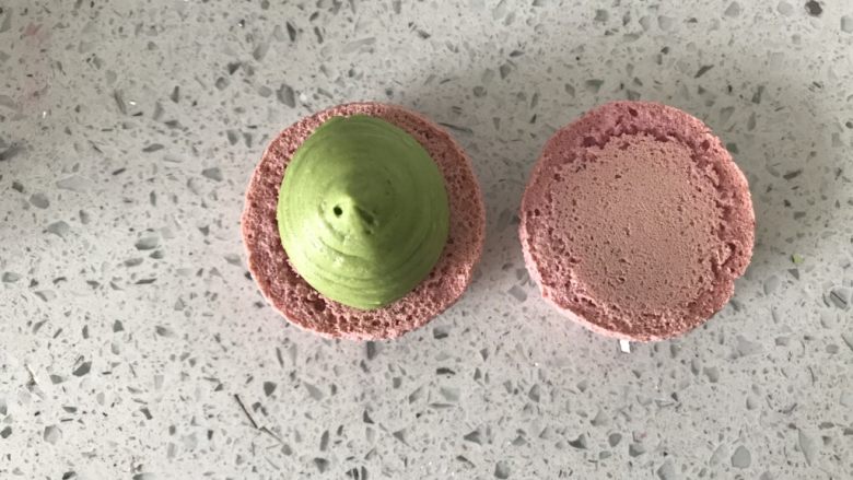 小粉马,马卡龙壳晾凉后进行配对,每两片大小一致,然后将馅料挤在马卡龙壳中间。