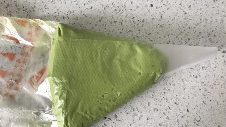小粉马,装入裱花袋,在裱花袋前端剪个合适大小的口。
