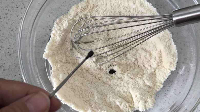 小粉马,加入三小勺粉紫色色粉,用手动打蛋器搅拌均匀,这个勺子是色粉专用勺,买DR色粉时配带的,大家如果没有DR色粉,用色膏也可以,我用过惠尔通的色膏做过也可以,用色膏的话,把色膏放到蛋清里搅拌均匀再倒入杏仁粉里拌匀就行了,但千万别用液体色素,有水份,会失败。