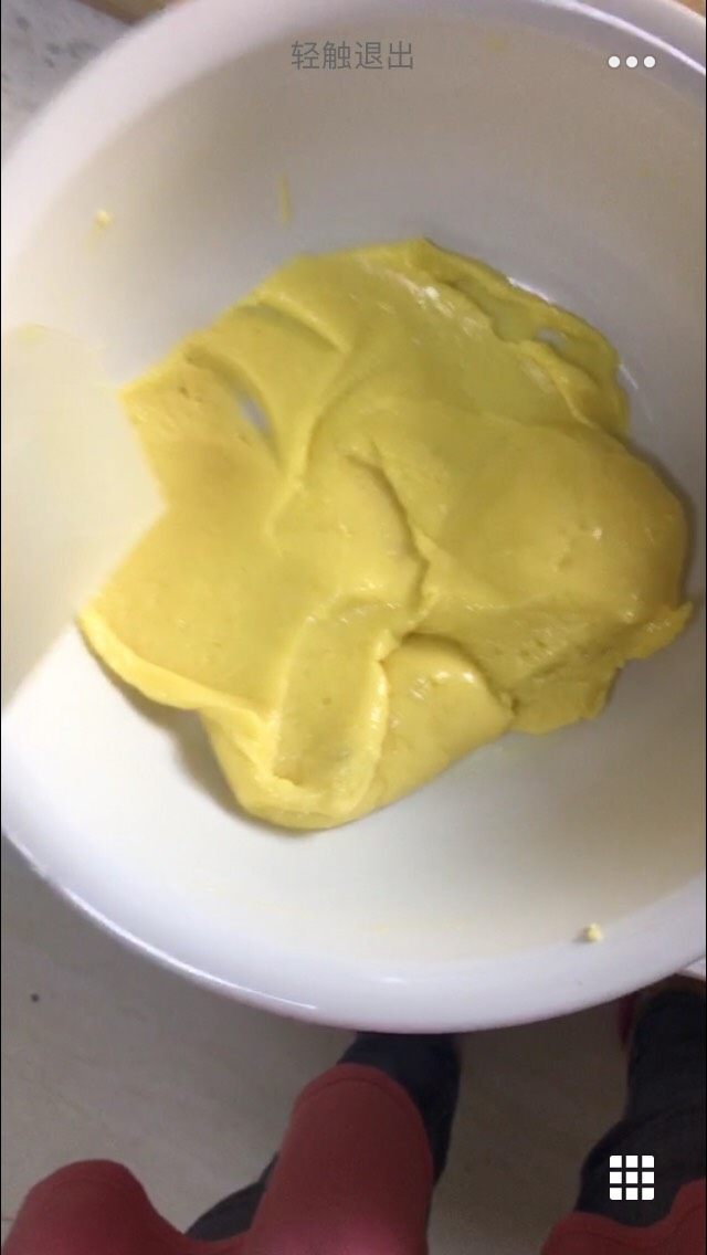 玫瑰蛋糕卷,蛋黄放入步骤2继续搅拌