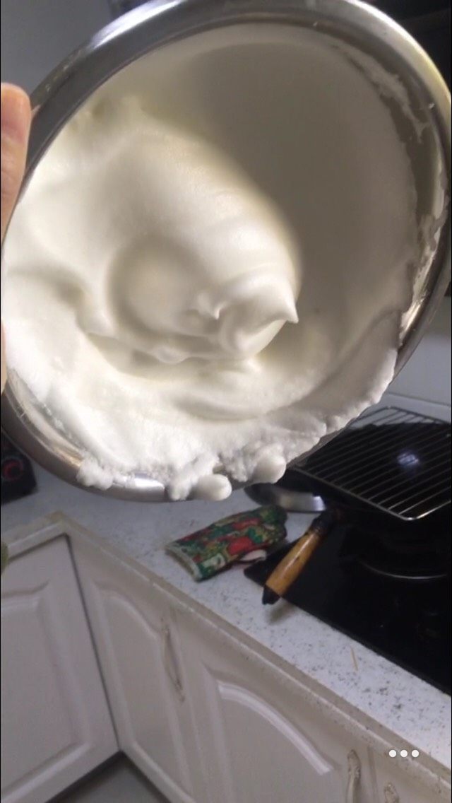 玫瑰蛋糕卷,打发蛋清 分三次加入白糖