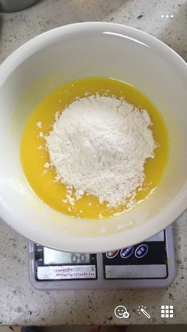 玫瑰蛋糕卷,面粉过筛 倒入步骤1 搅拌