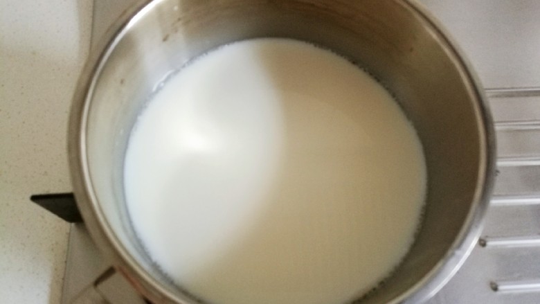 香烤牛奶小方,把牛奶混合液倒入奶锅中。