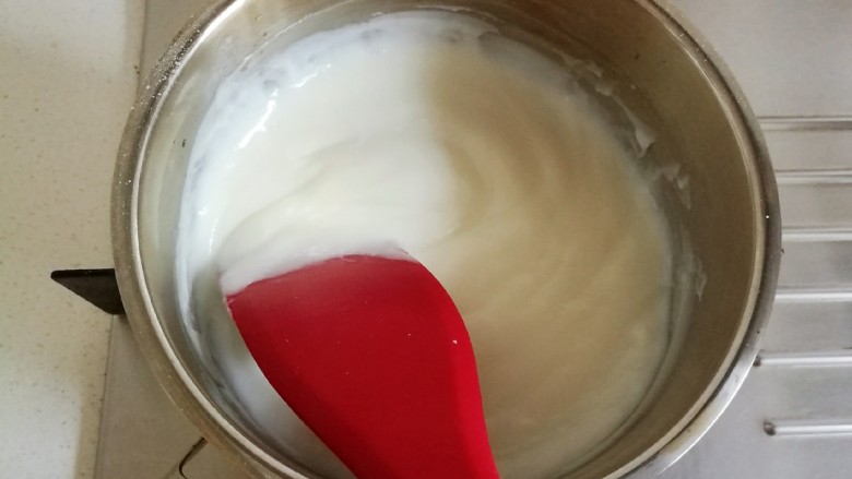 香烤牛奶小方,用小火煮至浓稠状。