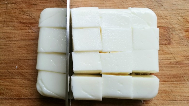 香烤牛奶小方,用刀切成小方块。