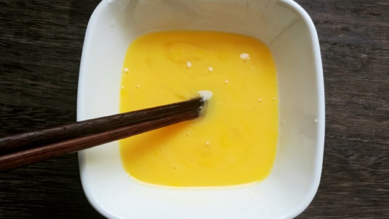 香烤牛奶小方,<a style='color:red;display:inline-block;' href='/shicai/ 9'>鸡蛋</a>打入碗中，搅打均匀。
