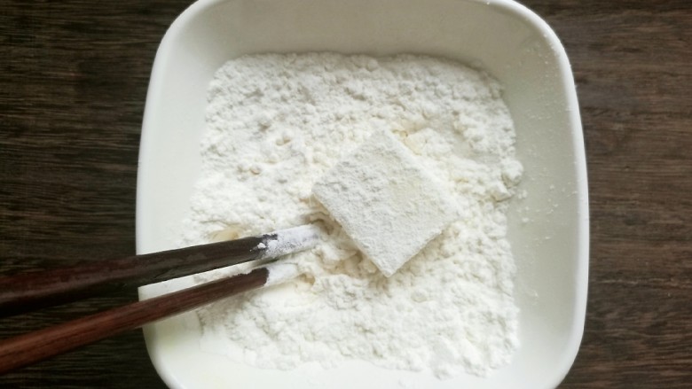 香烤牛奶小方,把奶块先放入<a style='color:red;display:inline-block;' href='/shicai/ 548'>低筋面粉</a>滚一滚。