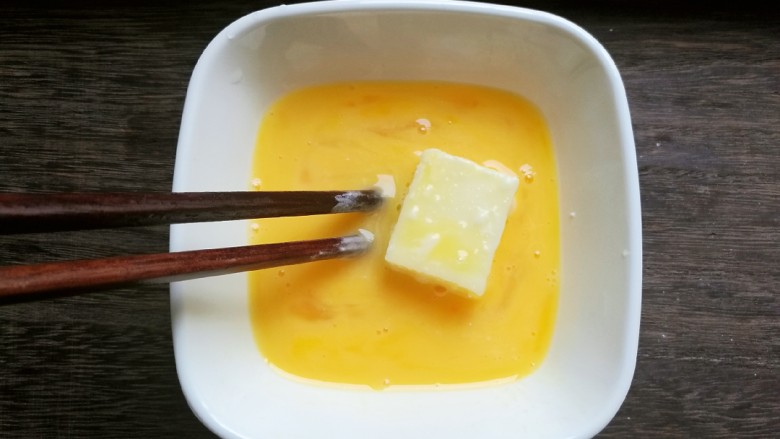 香烤牛奶小方,再裹上一层鸡蛋液。