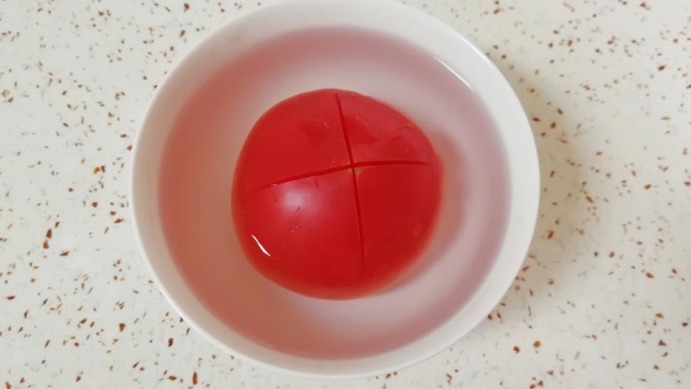 了不起的小番茄+番茄鸡蛋饼,<a style='color:red;display:inline-block;' href='/shicai/ 59'>番茄</a>顶部划十字,用开水烫一下去皮。
