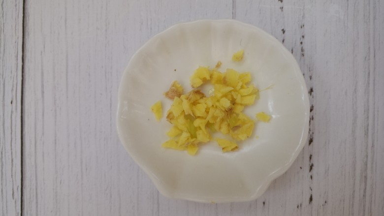 炸藕盒,切姜末