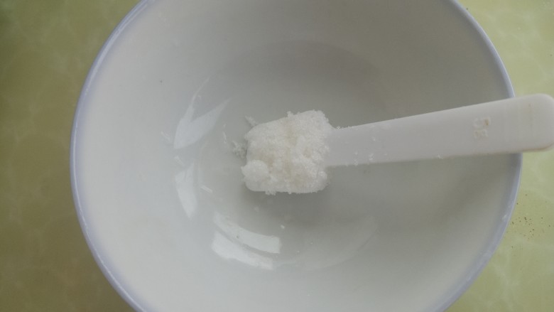鱼香肉丝盖浇饭,然后调汁,先放一勺<a style='color:red;display:inline-block;' href='/shicai/ 10588'>糖</a>