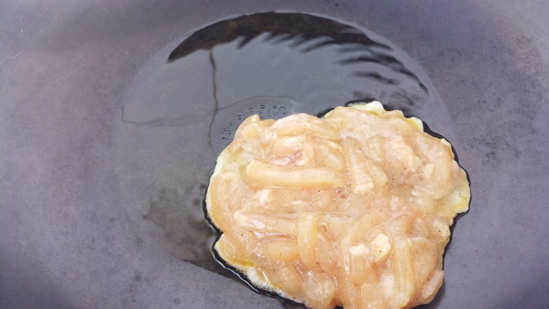 鱼香肉丝盖浇饭,然后锅里热油,把肉放进去炒