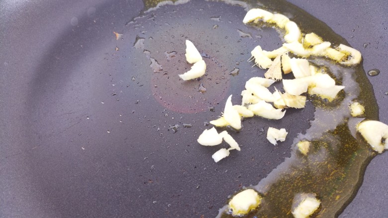 鱼香肉丝盖浇饭,另起锅,爆香蒜和姜