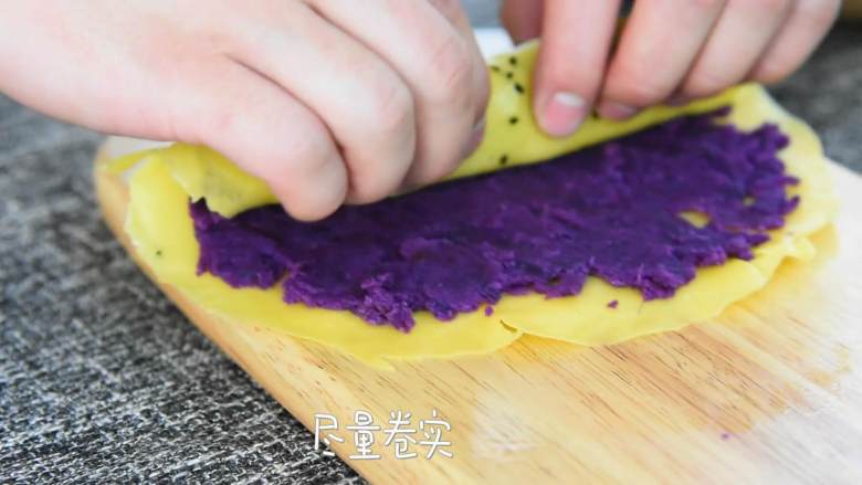 紫薯鸡蛋卷—好吃又营养,关键是颜值也高,卷饼皮(尽量卷实)。