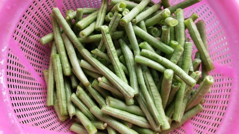 干煸豆角,<a style='color:red;display:inline-block;' href='/shicai/ 3639'>豆角</a>去两头,掐段洗净。