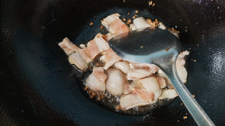 干煸豆角,放入五花肉,煸炒出油。