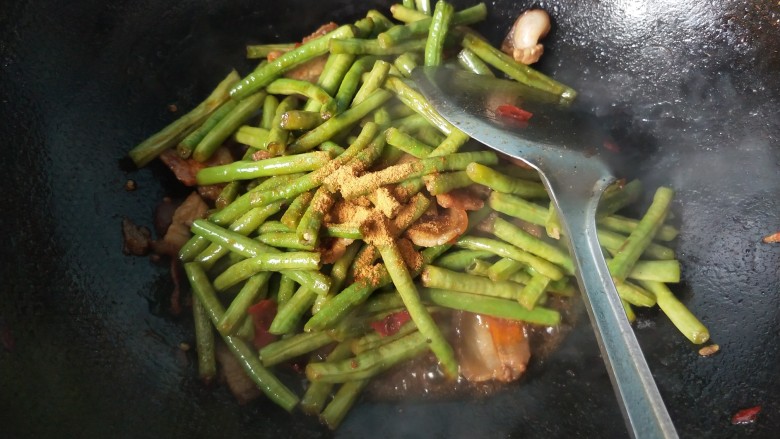 干煸豆角,豆角变软,放孜然粉。