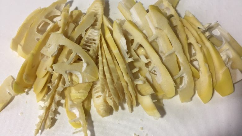 烟熏腊肉炒春笋,笋切薄片