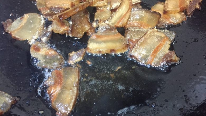 烟熏腊肉炒春笋,锅里直接放入腊肉,小火哦,慢慢熬出油差不多就可以了,不要把肉榨干影响口感