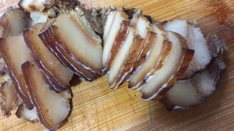 烟熏腊肉炒春笋,腊肉切薄片,这是已经煮熟的腊肉可直接炒菜,如果是生腊肉需要煮熟或者蒸熟即可