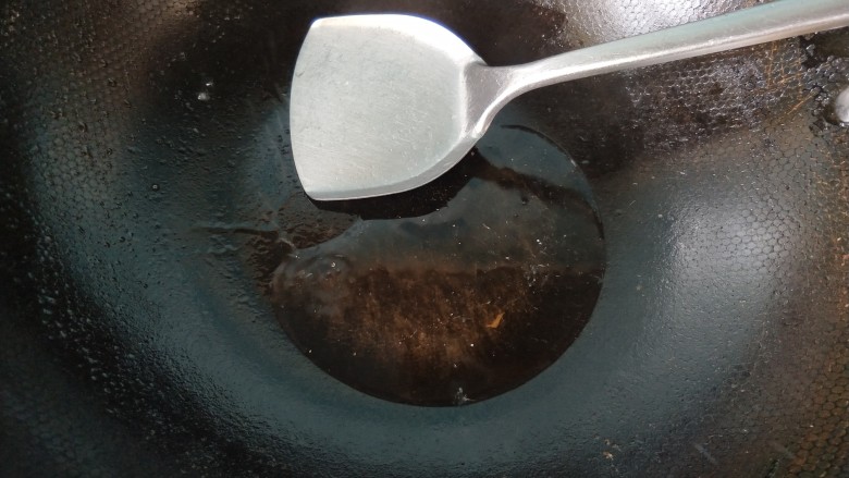 蚕豆炒鸡蛋,锅内放油,烧热。