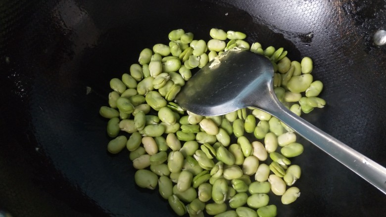 蚕豆炒鸡蛋,再放一点点油,放入蚕豆,放盐。