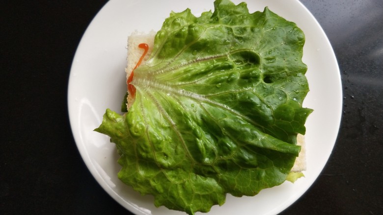 了不起的小番茄 番茄土司三明治,放一片生菜。