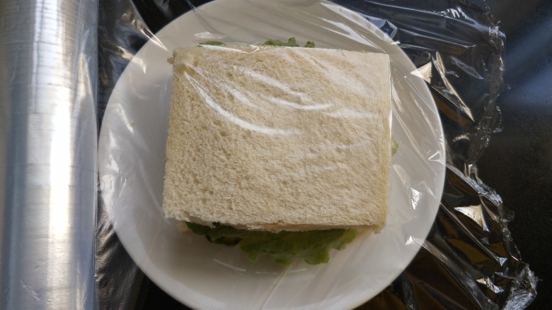 了不起的小番茄 番茄土司三明治,用保鲜膜将三明治包起来。