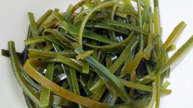 夏日必备凉菜,绝对颠覆你的味蕾——凉拌海带丝,捞起来过一下冷水后沥干水分盛入碗中。