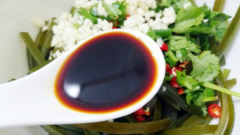 夏日必备凉菜，绝对颠覆你的味蕾——凉拌海带丝,加入4小勺<a style='color:red;display:inline-block;' href='/shicai/ 788'>生抽</a>。