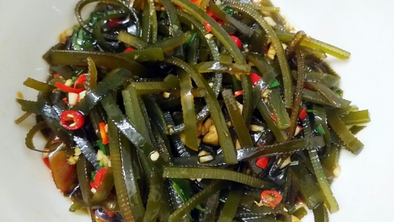 夏日必备凉菜,绝对颠覆你的味蕾——凉拌海带丝,将食用油烧热至微微冒烟,淋在蒜末、辣椒末上面,小心油溅到身上,将调料与海带丝拌均匀。如果你觉得味道不够的话可以加点盐,口味程度可根据比例来自我调节。